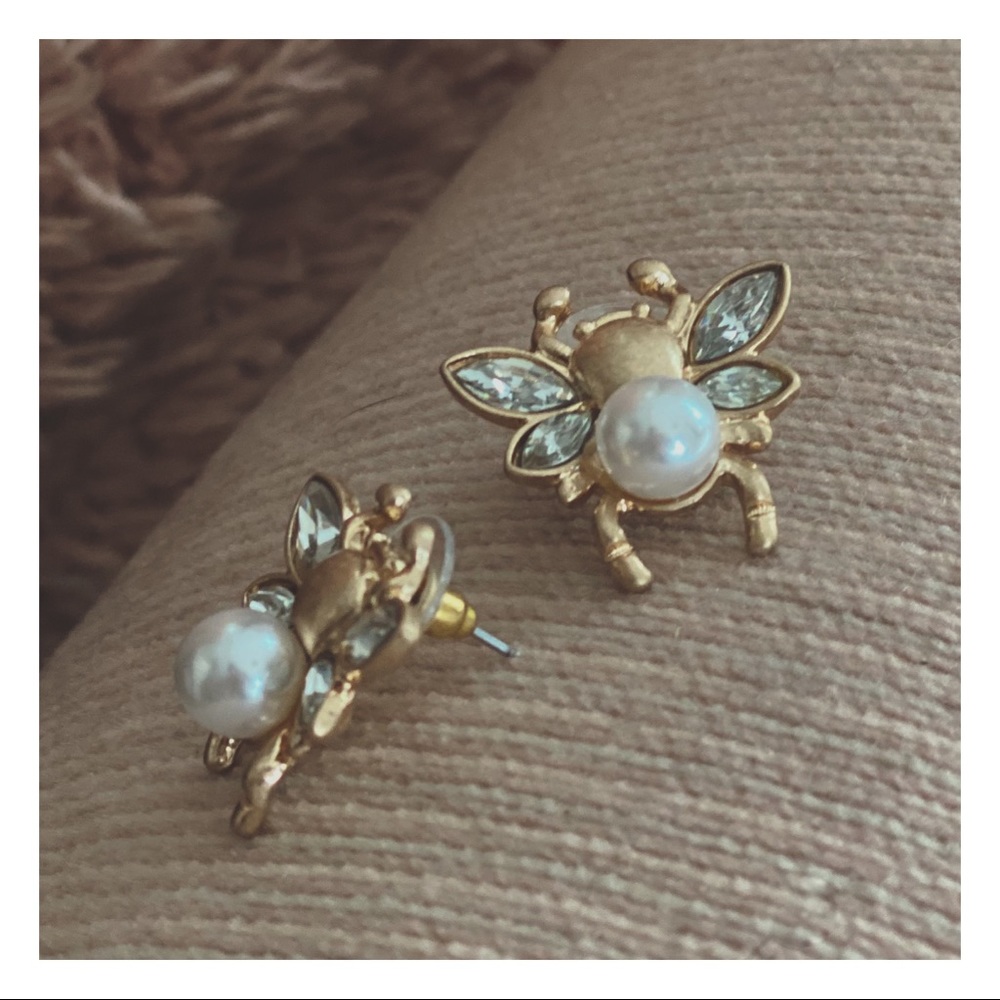Queen Bee Pearl Studs